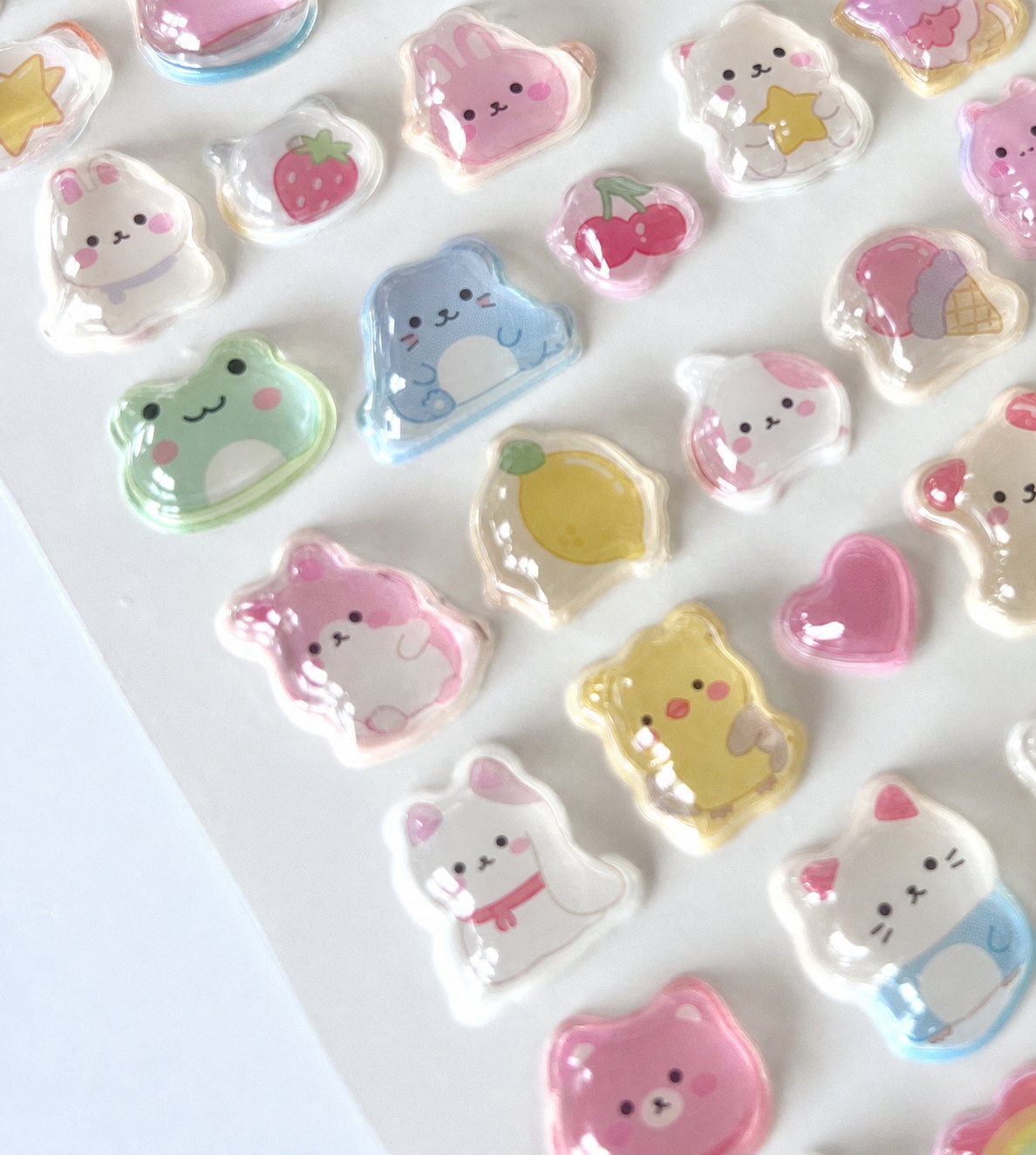 製造工場の実物サンプルの拡大。厚みのある透明樹脂のドームの下に、印刷した絵柄が透けて見える